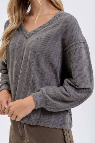 V NECK LONG SLEEVE KNIT TOP: CHARCOAL
