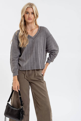 V NECK LONG SLEEVE KNIT TOP: CHARCOAL