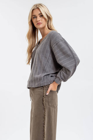 V NECK LONG SLEEVE KNIT TOP: CHARCOAL