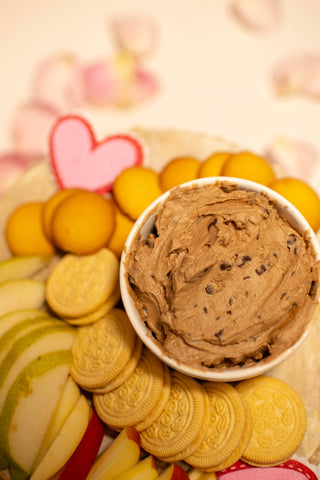 Chocolate Chip Cookiedough Cheesecake Dip